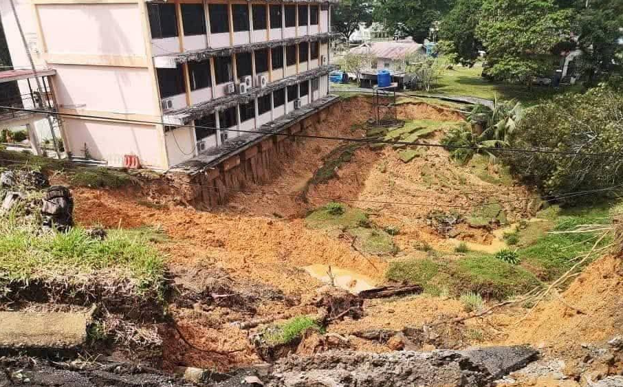 Foto tular tanah runtuh di kawasan IPG Kampus Gaya, Sabah
